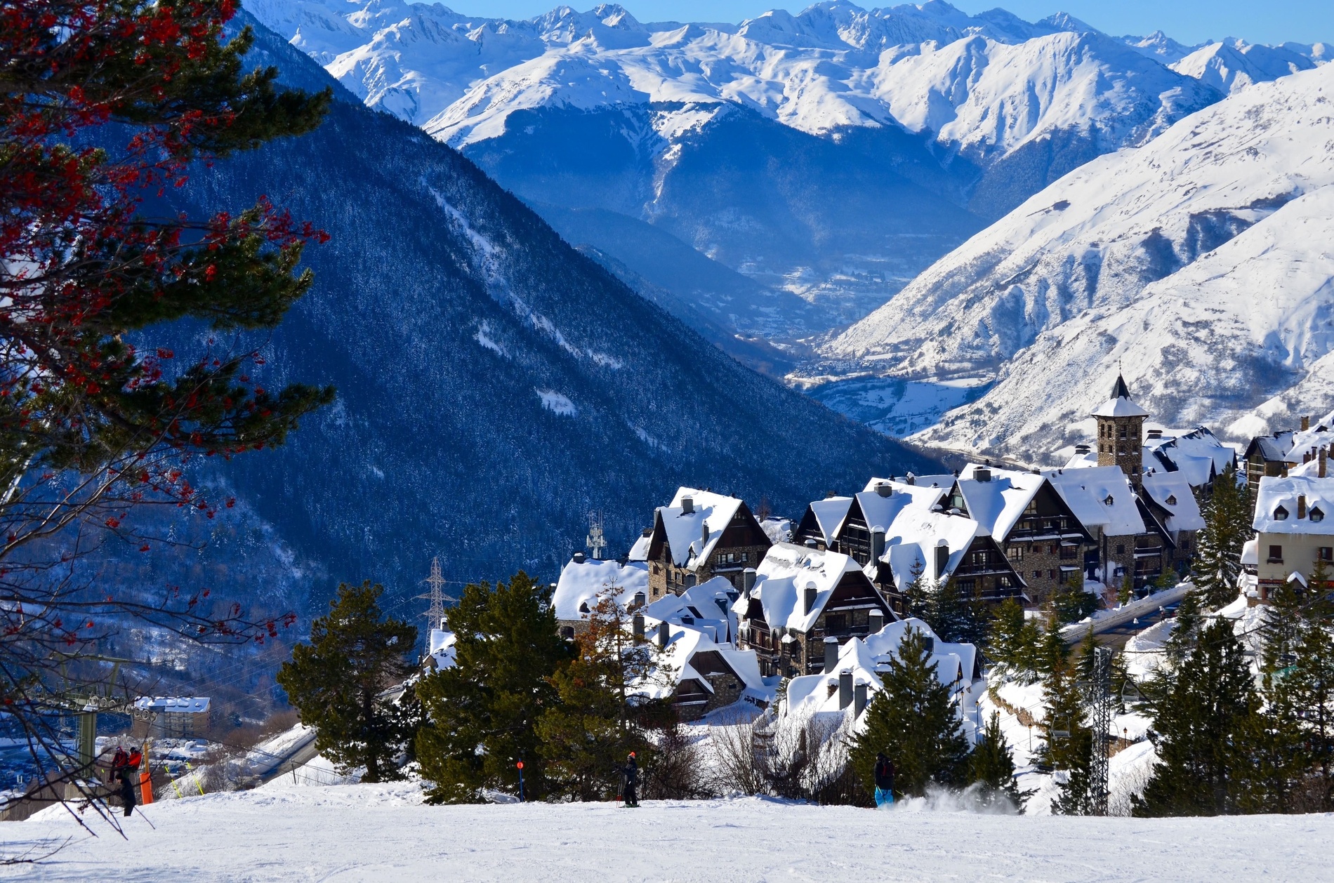 un paisatge de montagnes cobertes de neige