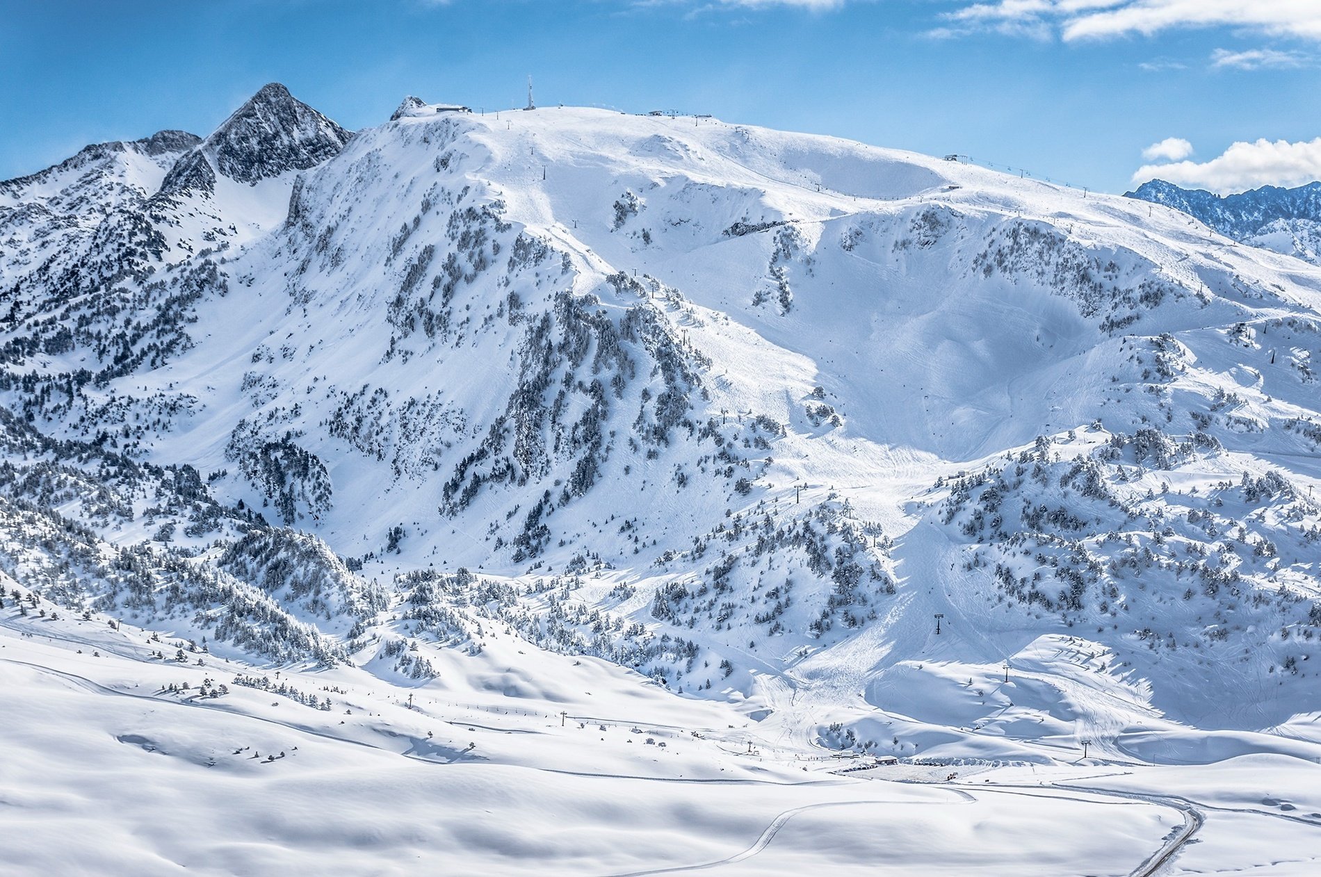 une montagne couverte de neige avec un téléski au sommet