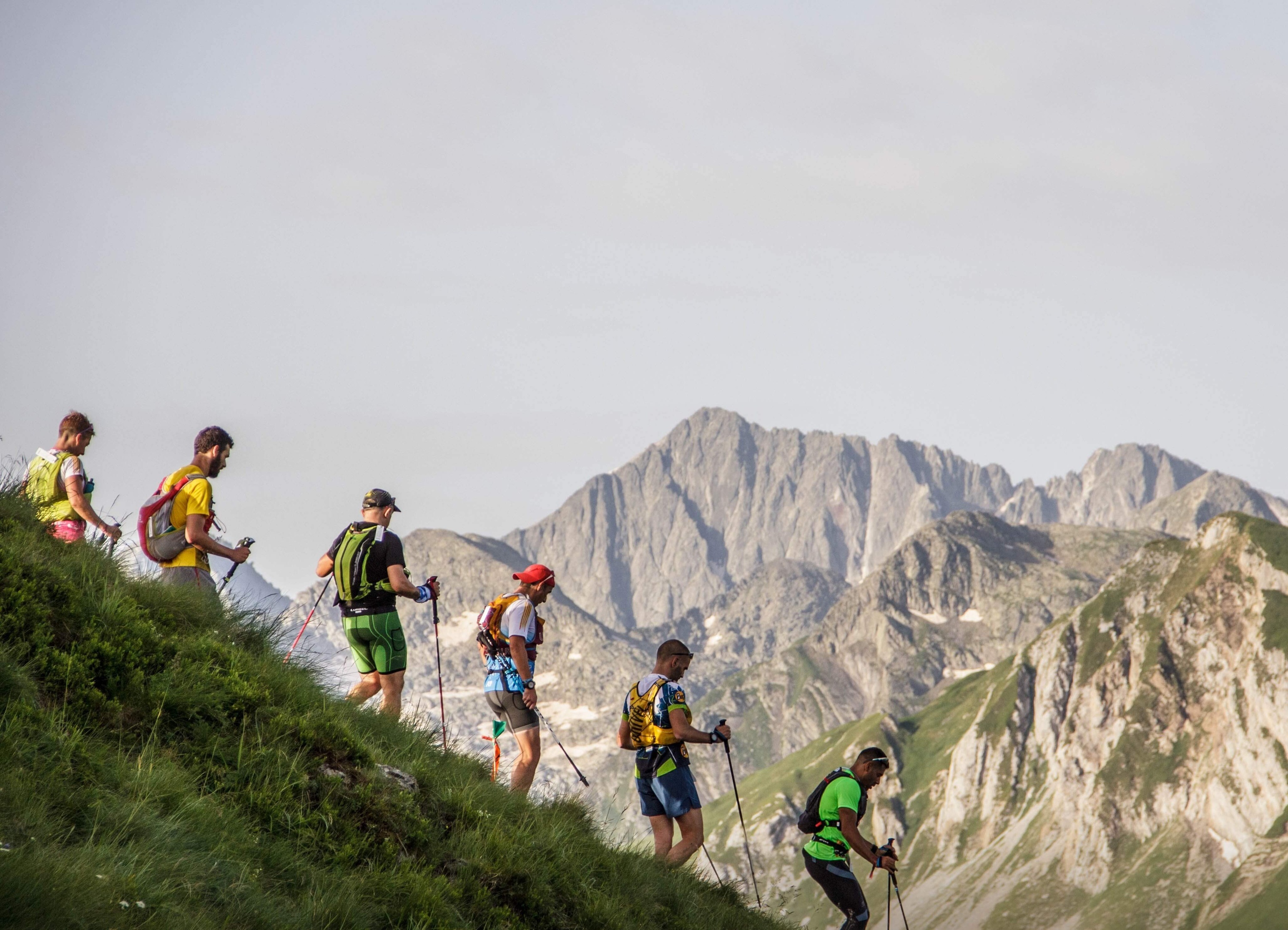 un grup d' excursionistes camina per la ladera d' una montagna