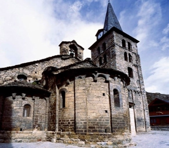 una iglesia de ladrillo con una torre y una campana
