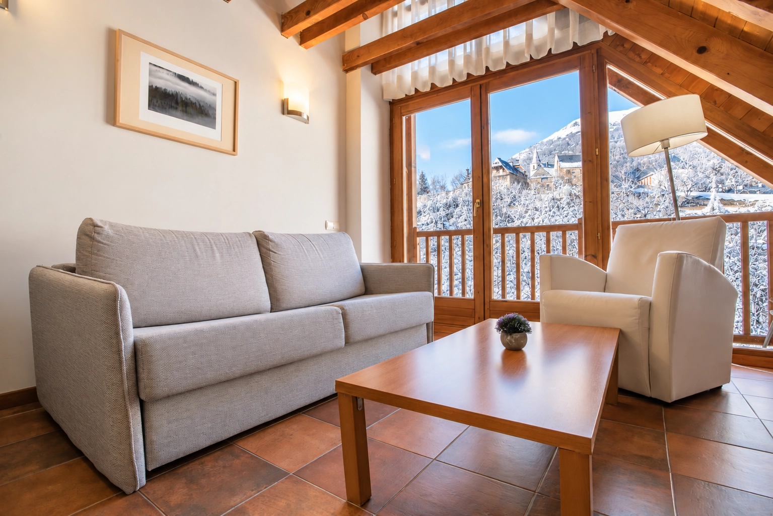 una sala de estar con un sofá y una mesa de comedor
