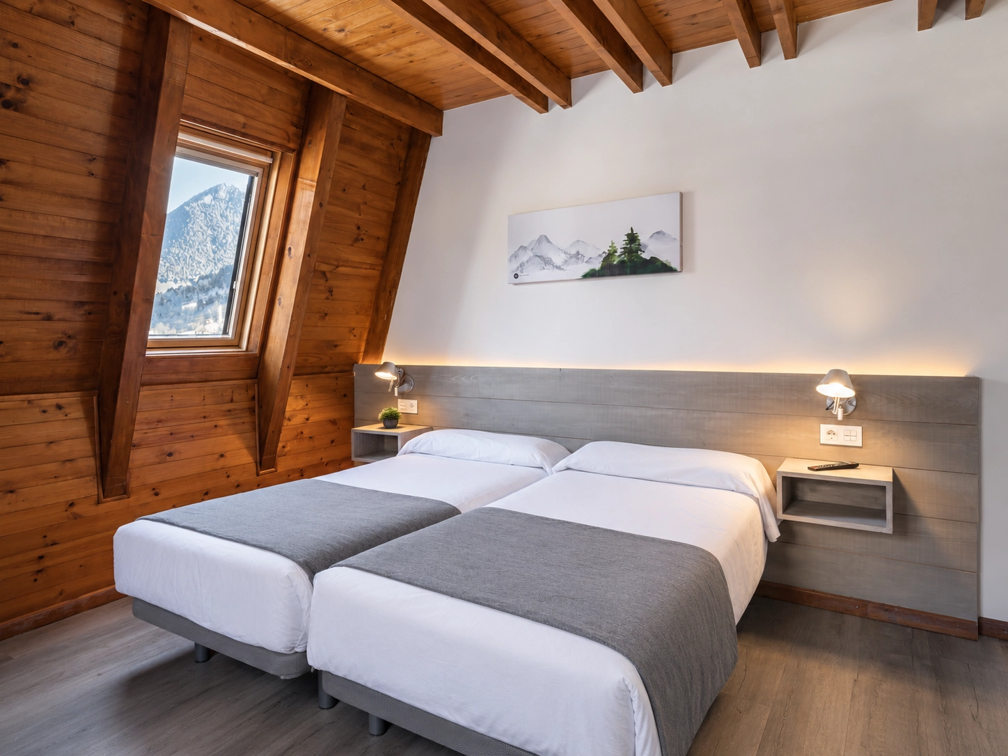 Habitación doble SNO: Mont Romies con vistas a la montaña y dos camas.