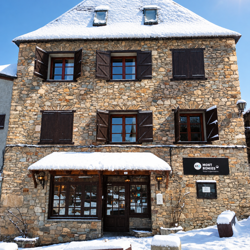 Façade de l'hôtel SNO: Mont Romies sous la neige.