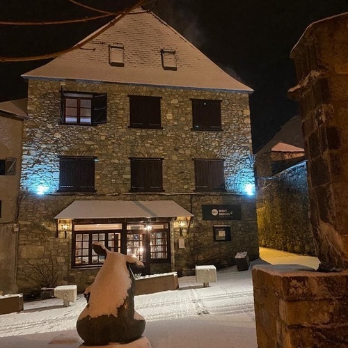 un edificio de piedra cubierto de nieve en la noche