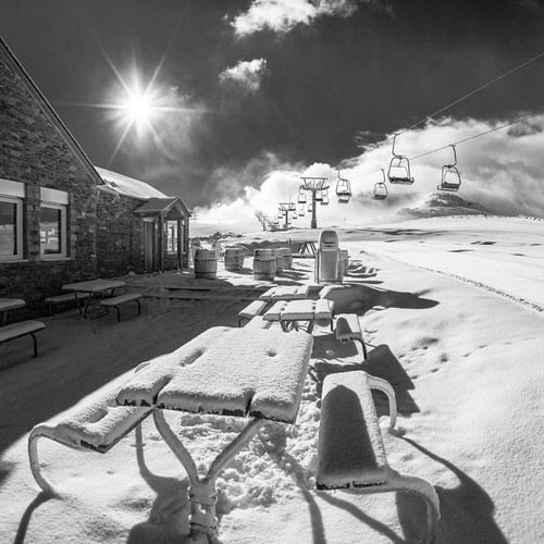 SNO: Mont Romies - Station de ski avec télésièges et tables enneigées.