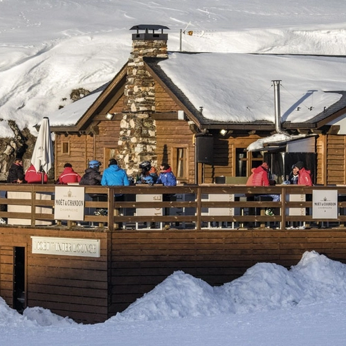 Salon d'hiver Moët & Chandon à SNO: Mont Romies, ski.