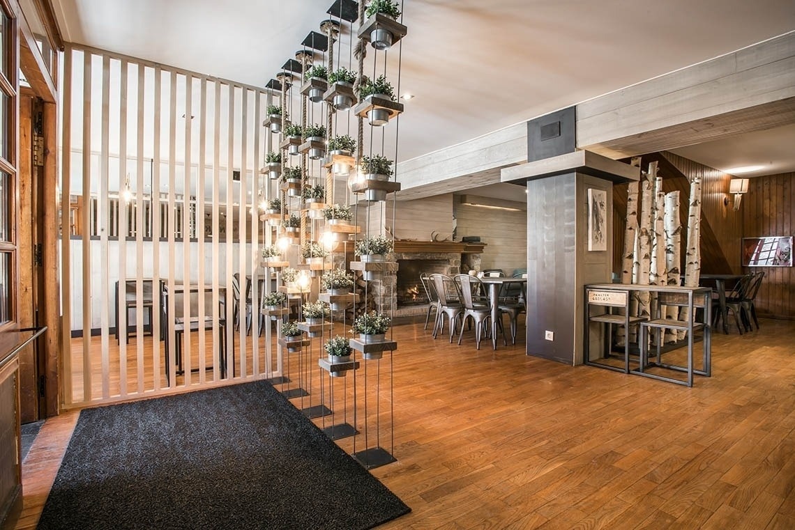 l' intérieur d' un restaurant avec des tables et des chaises