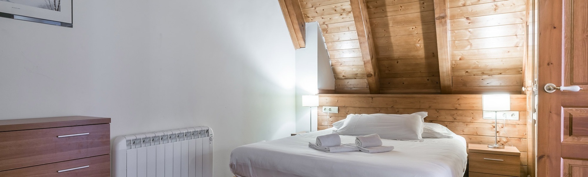 una habitación pequeña con una cama y un radiador