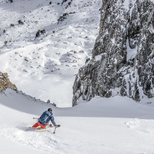 Ski hors-piste à SNO: Mont Romies, neige fraîche, montagnes enneigées.