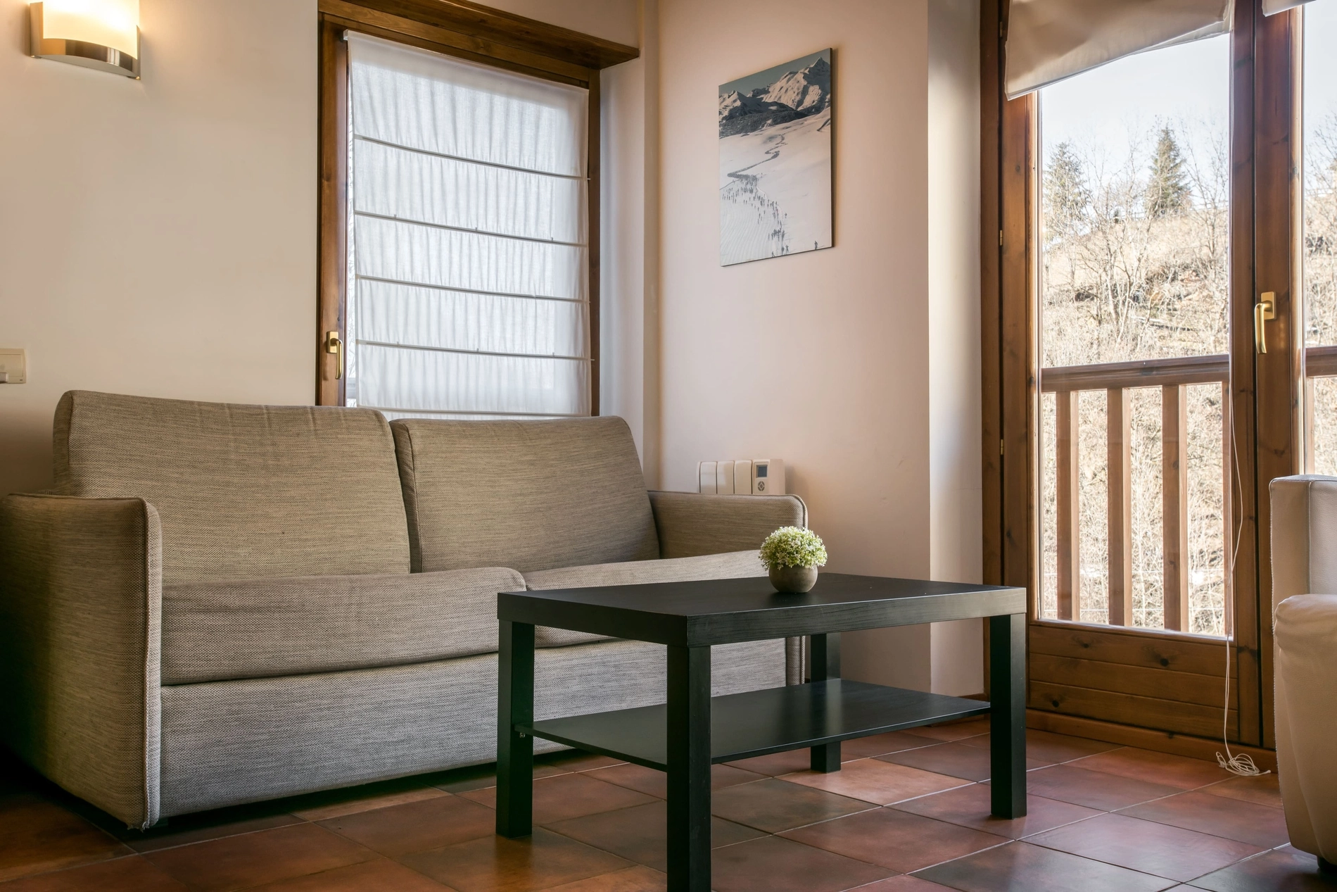 Canapé confortable près de la fenêtre, vue sur SNO: Unhola