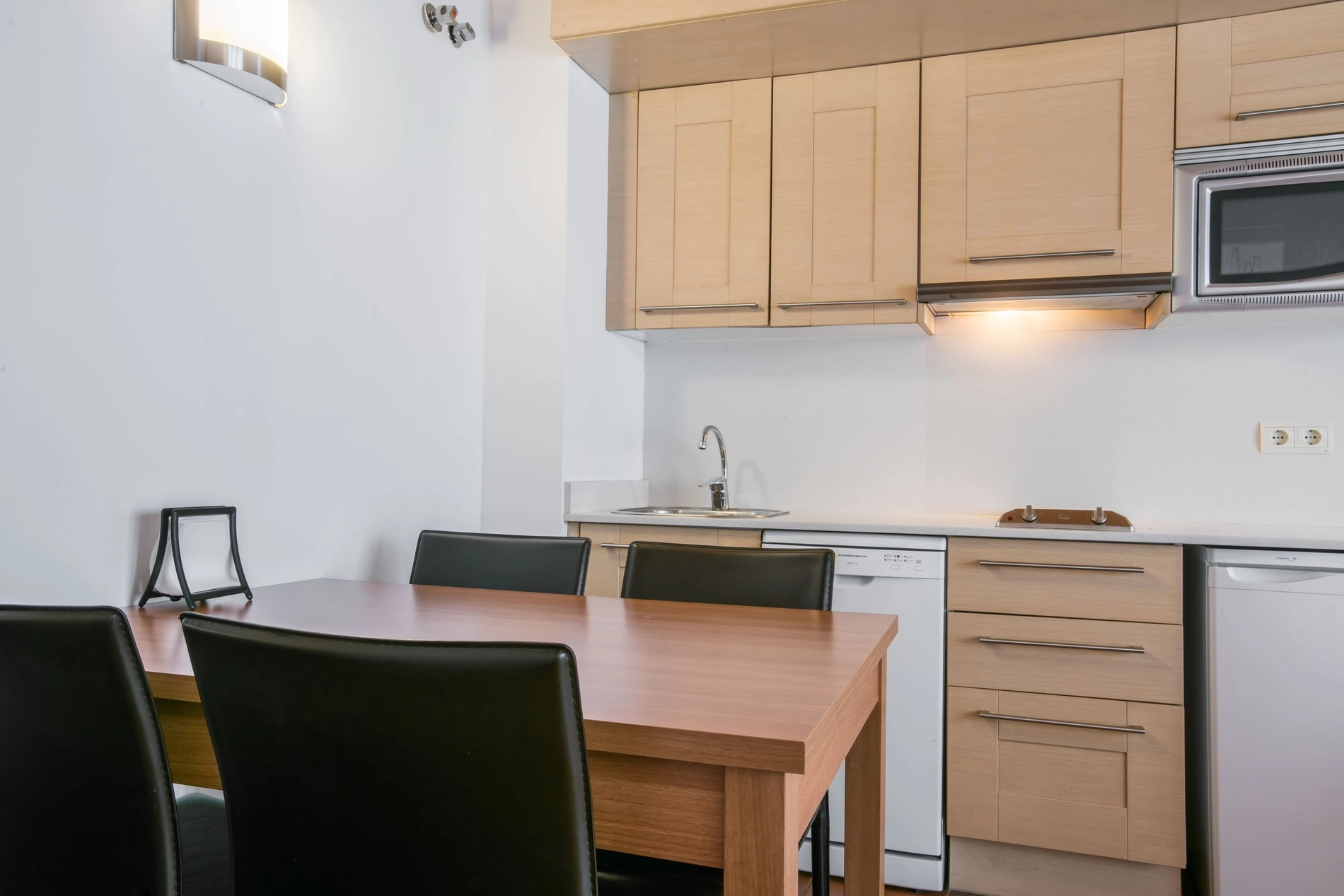 Cuisine moderne avec table à manger pour 4. SNO: Unhola.