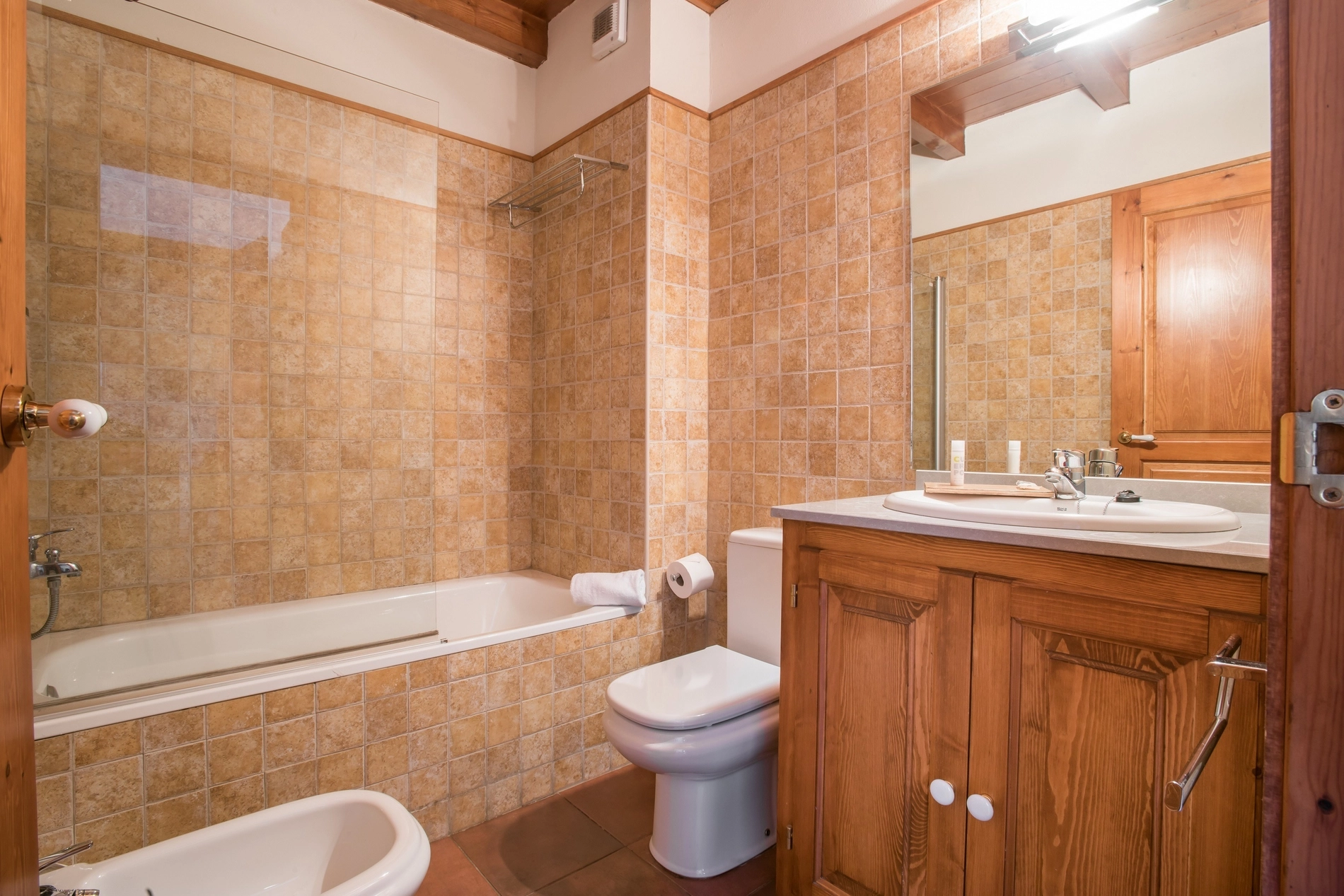 Salle de bain complète SNO: Unhola avec baignoire, WC et meuble vasque.