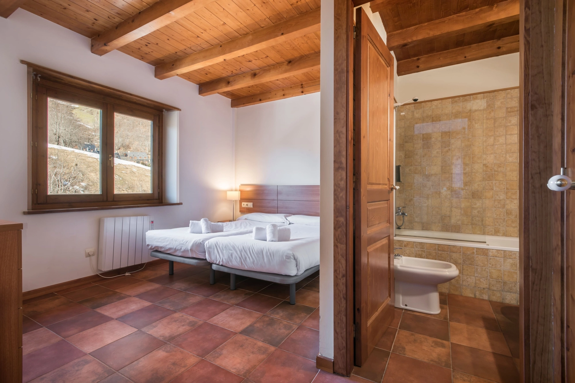 Chambre double avec salle de bain privative et vue sur la neige. SNO: Unhola.
