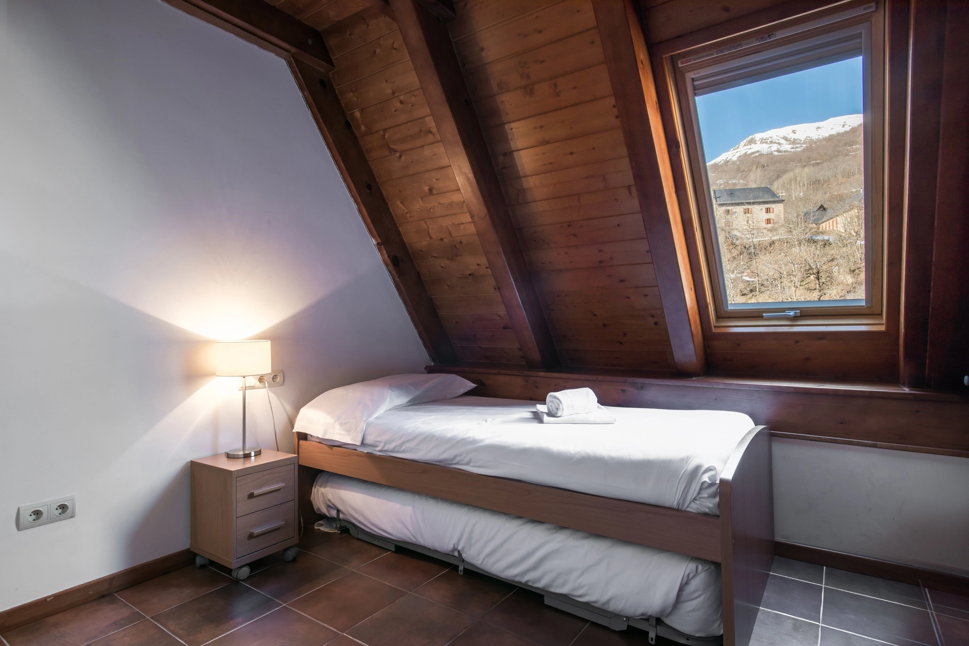 Chambre SNO: Unhola avec lit gigogne et vue sur la montagne.
