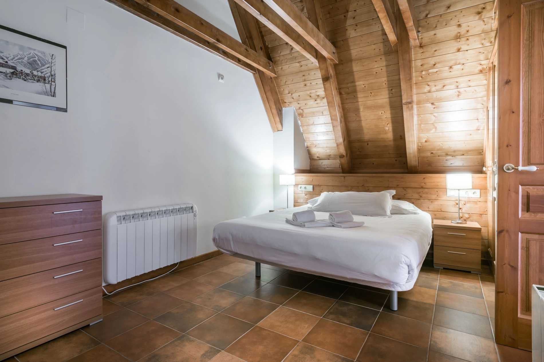 Chambre douillette SNO: Unhola avec lit double et poutres en bois.