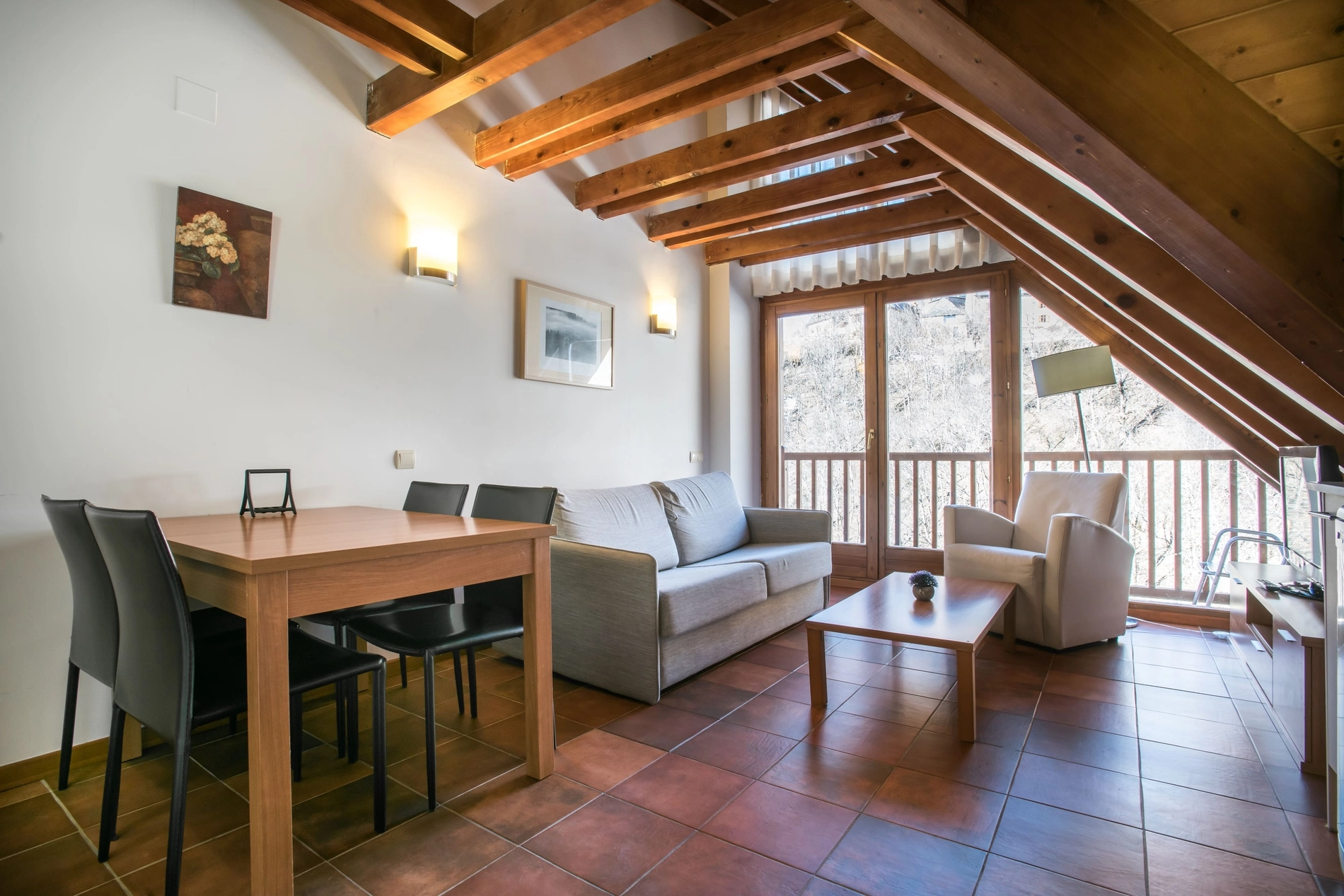 Salon confortable avec poutres en bois SNO: Unhola et vue sur la montagne.