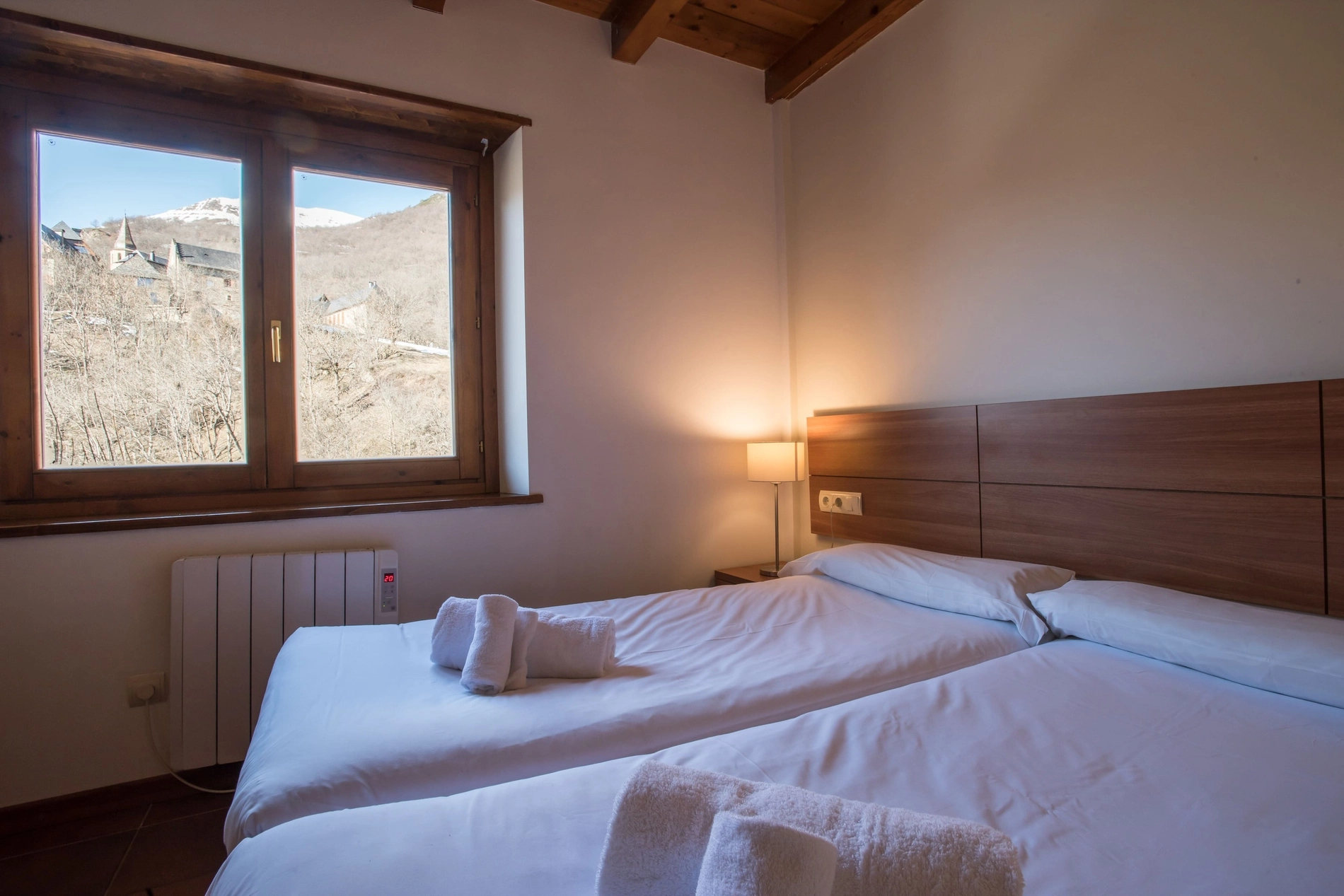 Chambre double SNO: Unhola avec vue sur la montagne et radiateur.