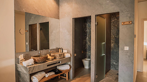 Luxuriöses Badezimmer mit Steinwaschbecken, Dusche und Bidet - Ihr Qhotels: Zahara Beach & SPA Erlebnis.