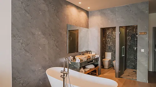 Elegantes Badezimmer mit freistehender Badewanne, Doppelwaschbecken und Dusche – Luxusunterkunft Qhotels: Zahara Beach & SPA