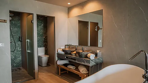 Luxuriöses Badezimmer mit Dusche, Toilette, Doppelwaschbecken und Badewanne – Ihre Qhotels: Zahara Beach & SPA Oase.