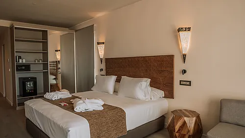Komfortables Doppelzimmer mit Safe, Minibar und gemütlichem Bett. Qhotels: Zahara Beach & SPA