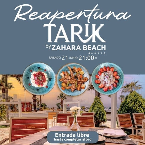 un cartel que dice descubre nuestros hoteles con una playa en el fondo