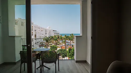 Balkon mit Meerblick: Entspannen Sie sich auf Ihrem Balkon mit Meerblick und genießen Sie die Sonne. Qhotels: Zahara Beach & SPA