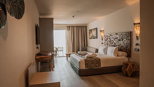 Modernes Zimmer im Qhotels: Zahara Beach & SPA mit Meerblick und Balkon.