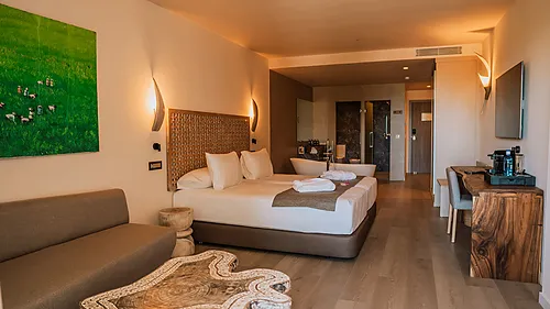 Modern Hotelzimmer mit Badewanne, Bett, Sofa und Schreibtisch Qhotels: Zahara Beach & SPA