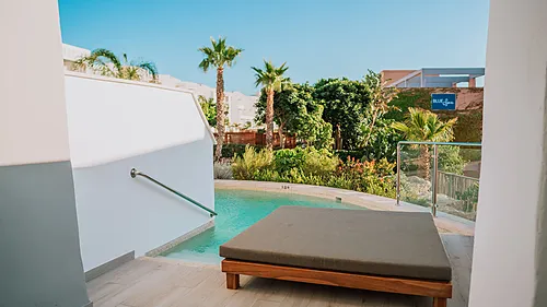 Luxuriöses Zimmer im Qhotels: Zahara Beach & SPA mit Sonnenliegen im privaten Pool.