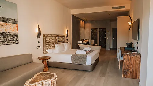 Luxuriöses Hotelzimmer mit Badewanne, Bett und Schreibtisch – Ihr Qhotels: Zahara Beach & SPA.