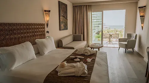 Gemütliches Hotelzimmer mit Balkonblick, zwei Bademänteln und Qhotels: Zahara Beach & SPA.