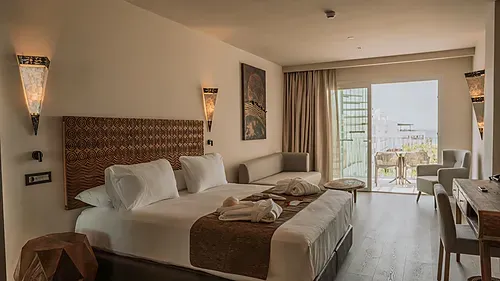 Luxuriöses Hotelzimmer mit Doppelbett, Bademänteln und Balkonblick: Qhotels: Zahara Beach & SPA