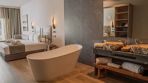 Luxuriöses Hotelzimmer mit Badewanne, Doppelbett und Doppelwaschbecken. Qhotels: Zahara Beach & SPA