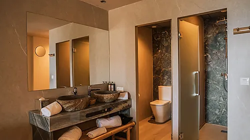 Luxuriöses Badezimmer mit Doppelwaschbecken, Toilette und Dusche – Ihr Qhotels: Zahara Beach & SPA.