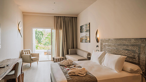 Luxuriöses Hotelzimmer mit Bett, Sitzgelegenheit und Balkonblick – Ihr Qhotels: Zahara Beach & SPA