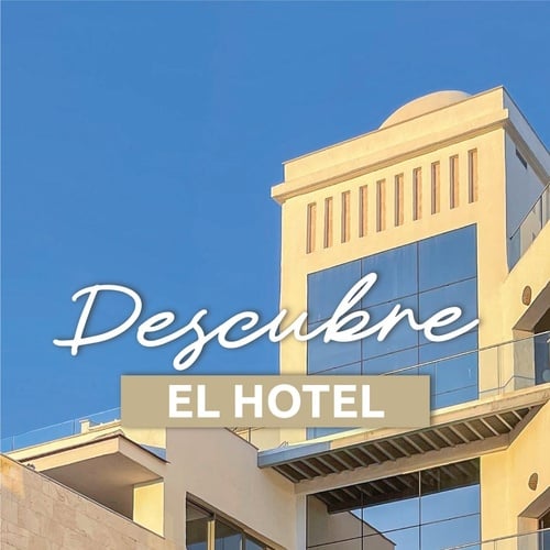 un cartel que dice descubre el hotel con un edificio en el fondo