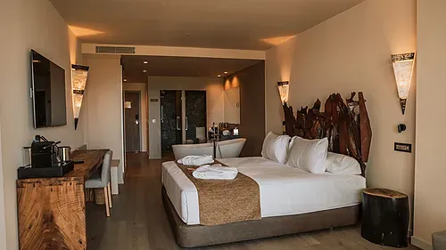 Luxuriöses Hotelzimmer mit freistehender Badewanne, Doppelbett und Kaffeemaschine Qhotels: Zahara Beach & SPA.