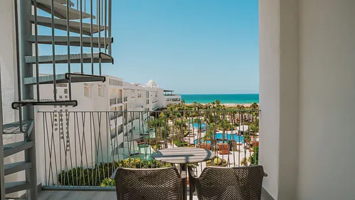 Modernes Zimmer im Qhotels: Zahara Beach & SPA mit Sofa, Schreibtisch und bequemem Bett.