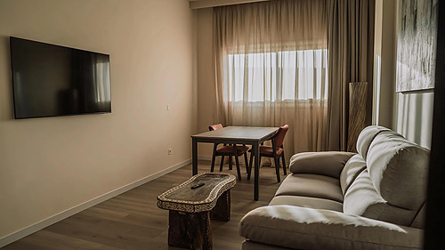 Stilvolles Wohnzimmer mit Sofa, Tisch und Qhotels: Zahara Beach & SPA – perfekt für Ihren Aufenthalt.