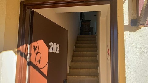 una puerta con el número 202 encima de ella