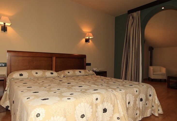 una habitación de hotel con una cama y una silla