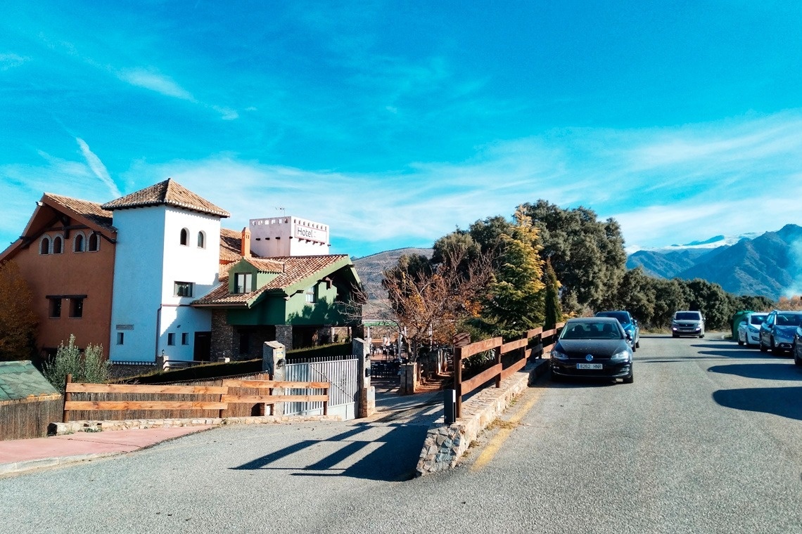 un coche está estacionado en la acera frente a una casa