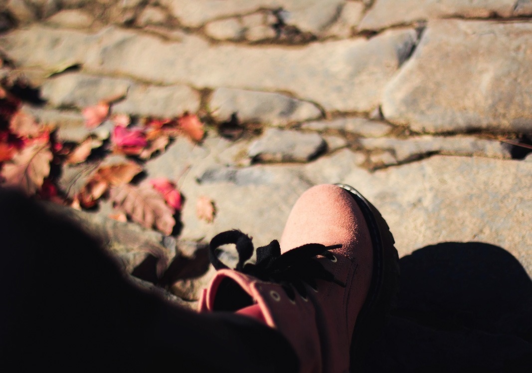 un par de zapatos rosas con cordones negros