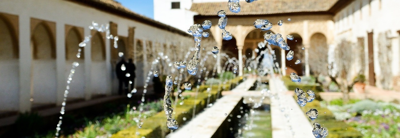 gotas de agua caen de una fuente en un patio