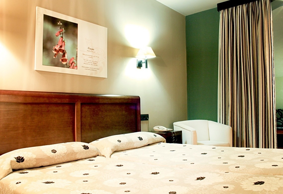 una habitación de hotel con una cama y una silla