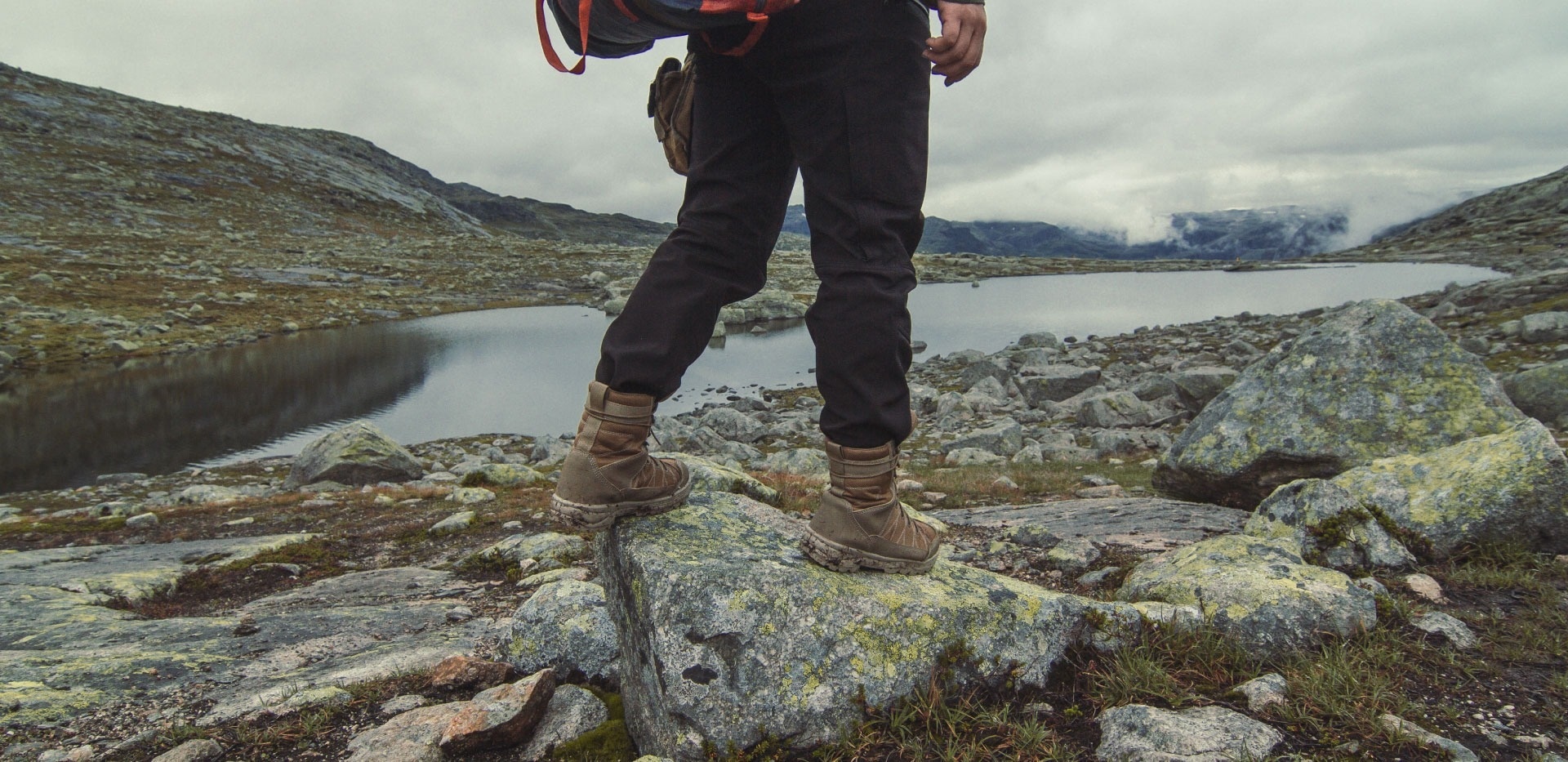 un grupo de esquís en un teleférico en una montaña cubierta de nieve