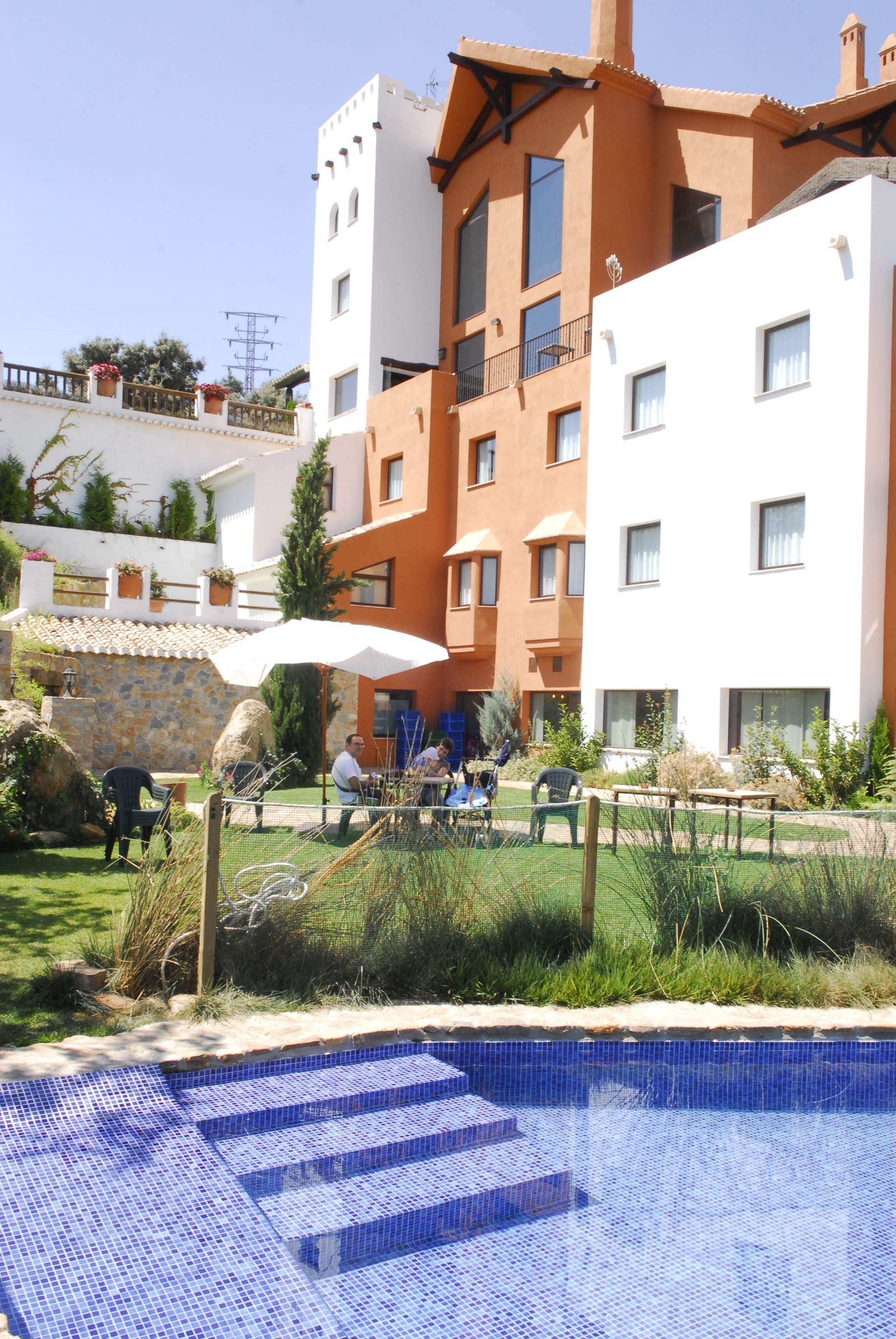 un grupo de personas se sienta en un banco junto a una piscina