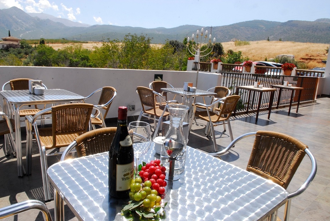 una mesa con una botella de vino y uvas encima