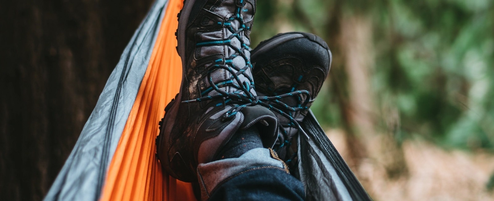 un par de zapatos están acostados en una hamaca